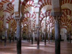 Sala de la mesquita destinada a la oració. Generalment  formada per naus perpendiculars a la quibla.