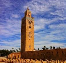 Torre d'una mesquita des  d'on el muetzí crida a l'oració.