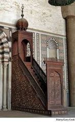 Púlpit o trona, coronat amb dosser, prop del mihrab d'una mesquita des d'on predica l'imam o es llegeix l'Alcorà.