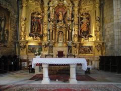Espai que envolta l’altar major d’una església, generalment elevat respecte de les naus.