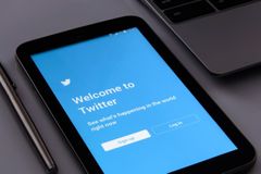 Twitter:la plataforma ofrece la posibilidad de que el usuario escoja la opción de ‘Mostrar tuits destacados primero’. De este modo, muestra las publicaciones de cuentas con las que se interactúa más habitualmente, ya sea dando ‘me gusta