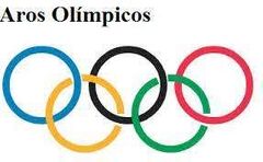 Gracias al principio de pregnancia, el símbolo olímpico se percibe como 5 círculos (a) y no como las 9 formas
presentes en (b)