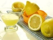 Exprimir los limones en un vaso