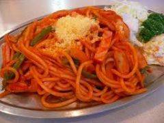 （napolitain 法，意为那不勒斯的、那不勒斯风味）那不勒斯式面条。用巴马干酪和番茄酱做配料的意大利面条