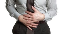 Pte masculina de 28 años de edad presenta diarrea, dolor abdominal, cefalea, mialgias. Se diagnostica gastroenteritis por L. monocytogenes. Cuál es el tratamiento de elección? 