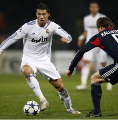 JOUER À (au, à la, à l', aux)

Cristiano joue très bien au football.