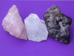 -Silicate
-Conchoidal fracture
-H=7, G=2.65
-Crystals are hexagonal with prism and pyramid forms common
-May be clear and colorless, white, smoky, purple, yellow-brown