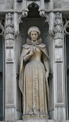 In which street is there an outdoor statue of Mary, Queen of Scots ?