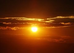 מה מברך אדם כשרואה
את השמש בתחילת כל מחזור בן 28 שנים, שבו לפי המסורת השמש
חוזרת למקומה המקורי בבריאת העולם ?
