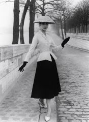 Dior

drastic femininity

freedom from war restrictions

dramatic silhouettes