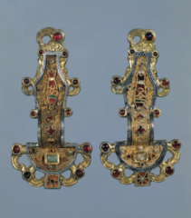 Formal Analysis: Merovingian looped fibula, Early medieval Europe, mid-sixth century CE, gold and precious stones, #53
 
Content:
 
Style:
-zoomorphic