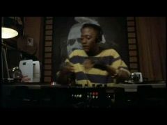 Omar Epps

Spinning a record