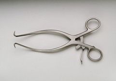 Self-retaining retractor; muscle retraction; prongs are