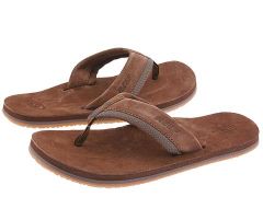 sandals 
Sorte de chaussure qui ne couvre qu'une partie du pied et s'attache avec des lanières. 15