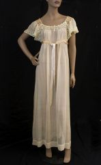 nightgown 
Long vêtement en forme de robe, revêtu pour la nuit. 27