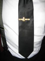 tie-clip 
une épingle que fonctionne avec la cravate 42