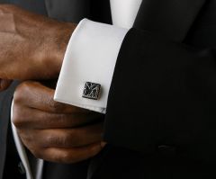 cufflink
une attache décorative utilisée pour maintenir la manche d’une chemise quand celle-ci ne comporte pas de boutons mais deux fentes surpiquées sur un poignet mousquetaire. 46