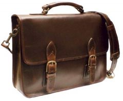 briefcase 
Pochette plate servant à transporter des papiers. 64