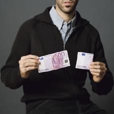 In contemporary Spain, a young person, typically underemployed, obliged to live on about 1000 euros per month!