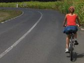 Al adelantar al ciclista que aparece en la fotografía, ¿es obligatorio invadir el carril de sentido contrario de la calzada?