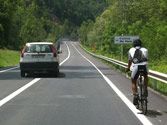 ¿Es correcto el adelantamiento que efectúa el turismo a la bicicleta?