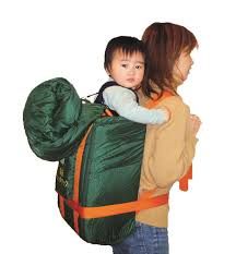 【名】【德】Rucksack


帆布包，背囊，登山用背包。（登山やハイキングなどで、食糧や装備を入れて運ぶ背負い袋。） 

　 リュックサックを背負う。／背背包。