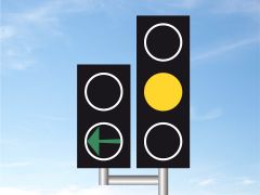 

Vad gäller normalt vid denna trafiksignal? 

1. Det är tillåtet att svänga till vänster, men den som ska rakt fram måste stanna eftersom huvudsignalen strax slår om till rött ljus 
2. Det är tillåtet både att svänga till vänste...