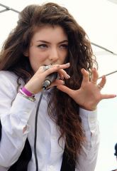Definition: sudden and violent but brief; fitful; intermittent


 


Sentence: Lorde dances in a very spasmodic manner. 


 
