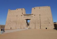 An upright structure or gate in Egyptian architecture that is used for support or for navigational guidance.