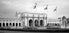 What tradition did Daniel H.Burnham draw upon for his treatment of the entrance to Union Station?   What achievement of the City Beautifulmovement was realized with this station?