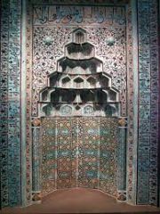 
a. (mihra:bı) 1. din b. Cami, mescit vb. yerlerde Kâbe yönünü gösteren, duvarda bulunan ve imama ayrılmış olan oyuk veya girintili yer 
2. mec. Umut bağlanan yer