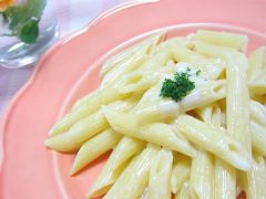 macaroni


[,mækə'roni]


为一种意式面食，比较意大利粉短，呈腰豆形，通常不含鸡蛋。常见于西式餐厅，亦为为香港茶餐厅及快餐店的常见食品。


Macaroni is a variety of dry pasta, originatin...