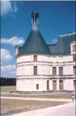 Chambord: Chateau, D. da Cortona, 1519.**
•	A Great Hunting Lodge, designed by an Italian architect
•	Modernized version of a medieval castle
•	Same kind of spiky outline along the roof that you would find in a gothic building