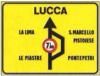 Il segnale raffigurato indica ai veicoli di massa effettiva superiore a 7 tonnellate diretti a Lucca di cambiare strada