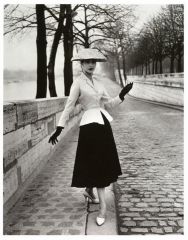 1947 - Christian Dior

Small waste, generous skirt, small feminine shoulders.