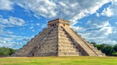 How many steps are there in the Mayan pyramid of Kukulcan? What does this number represent? What is the base of the pyramid aligned to and what happens to this pyramid on the equinoxes?
