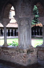 Single flanked by narrow columns.
Carry over from barbarian reliefs.
Corner column- Squat and rounded