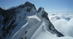 A long, knife-edged ridge that was a divide between 2 glaciers  