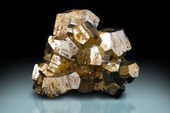 

                                
                                                        
                                how mineral reflects light, metallic or non metallic (waxy, glassy, earthy, pearly)
