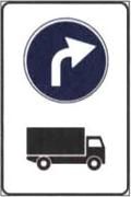 Il segnale raffigurato preannuncia un segnale di obbligo di svoltare a sinistra per tutti gli autocarri