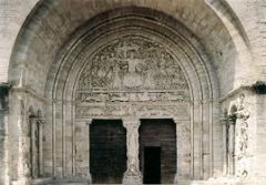 I den romanska arkitekturens perspektivportaler lades flera arkivolter intill varandra och var och en av dessa dekorerades med rundstavar.