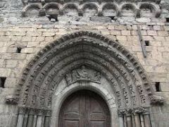 I den gotiska arkitekturen portaler var arkivolterna rikt dekororerade med skulpturer.