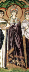 









Traje
Imperial Femenino 
 No
se diferenciaba mucho del traje imperial masculino.



La
diferencia se encontraba en que las mujeres utilizaban un manto o Pallium,
bordado con franjas de perlas y diversas piedras preci...