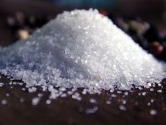 Vilka hormon stimuleras av saltbrist? 