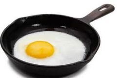 sunny side-up egg (n /´sʌni said Λp eg/)