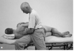  


 


 


 


 


ascendens 


Mit seiner lateral an der Schulter des Patienten liegen- den Hand unterstützt der Therapeut die Bewegung des Schultergürtels nach kaudal. Die Massagehand liegt flä- chig medial der Skapula mit d...