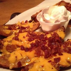 *8 Hollowed out potato skins topped with Cheddar cheese and bacon.
*Garnish:
Sour cream
*Served on a large warm oval.