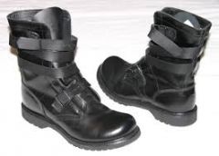 boots
(similar to English)