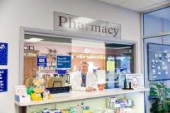 pharmacy/drugstore
(sounds like English)