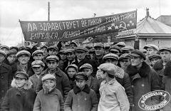 What is the term for the committees of workers, soldiers and peasants who demanded the end of the war with Germany and deep reforms for Russia in 1917?